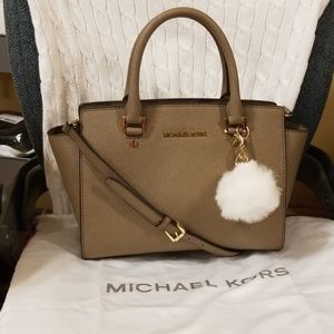 EXCELLENT COND.Michael Kors Selma Medium Dark Dune